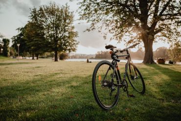 Fahrrad im Park - Wohin kommt das UPS Paket, wenn du nicht zu Hause bist?