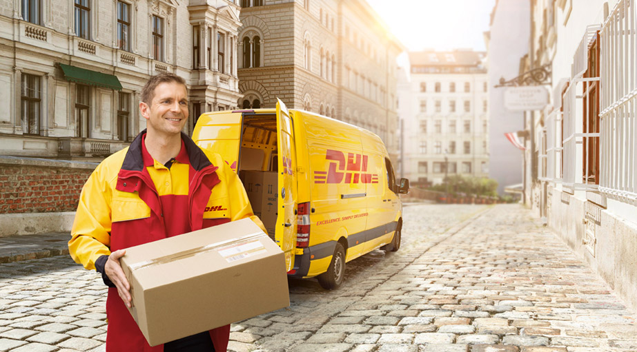 Ein DHL Paketboten und ein DHL Zustellfahrzeug