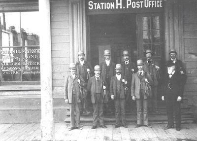 Postbeamte vor einer Poststation 1894